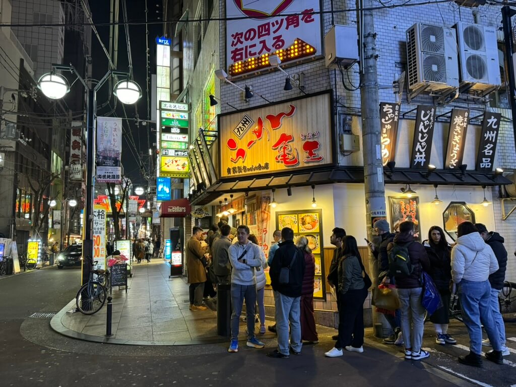 people-queuing-outside-restaurant-in-japan.jpg